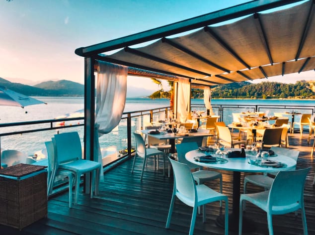 Restaurante de hotel con vista al mar