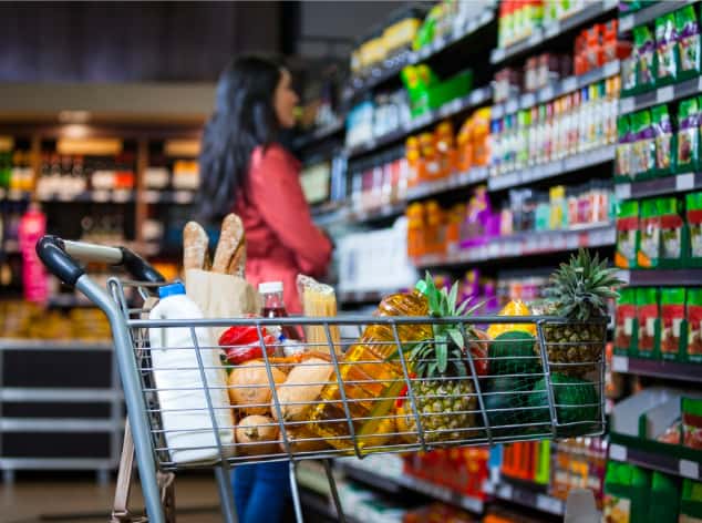 Imagen de una persona haciendo sus compras en un supermercado