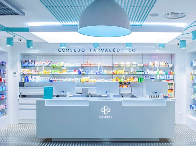 Imagen de una farmacia con variedad de productos